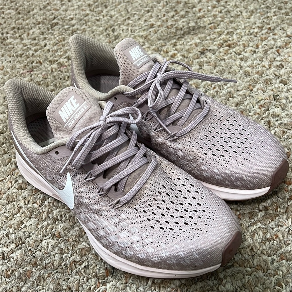 EUC Nike Zoom Pegasus 35 running shoes.